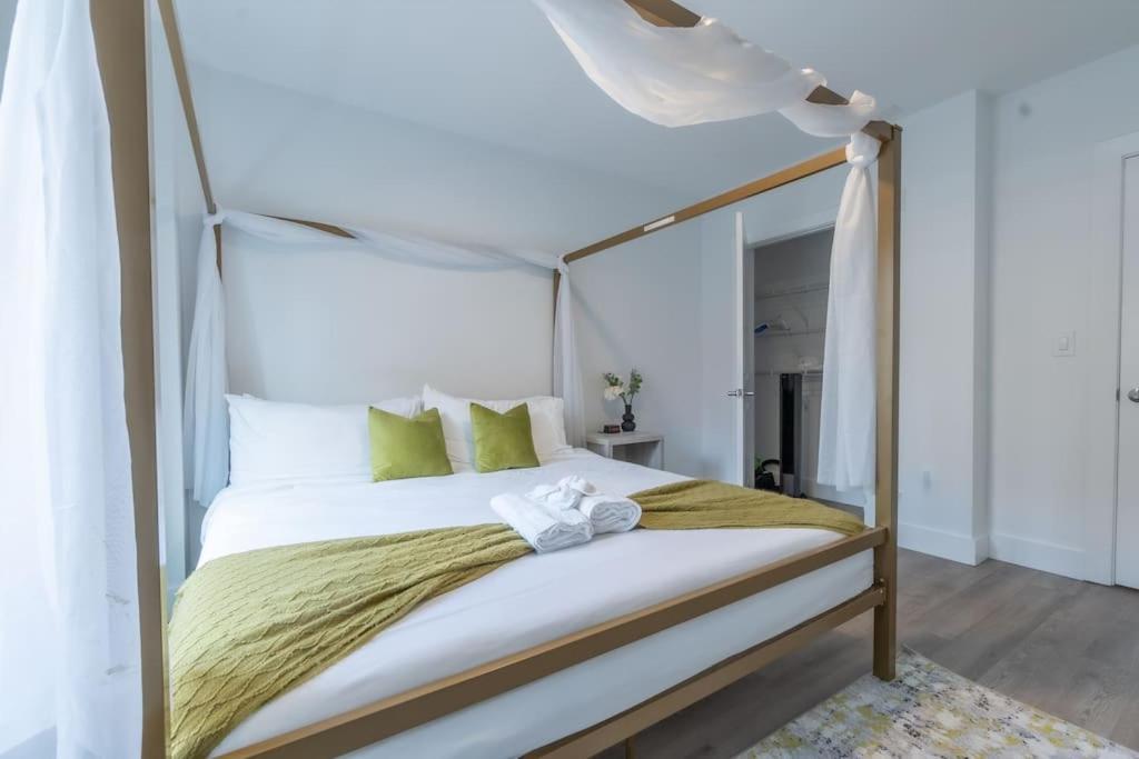 Spacious Airport Suite: Two-Bedroom Comfort with Laundry Orange Exterior photo