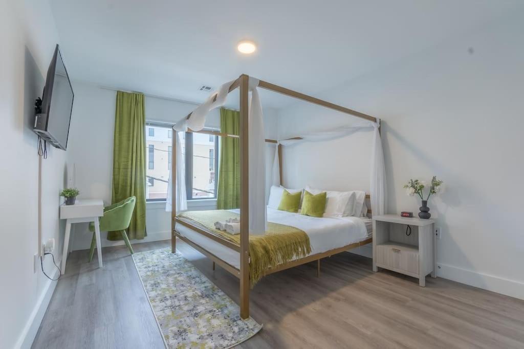 Spacious Airport Suite: Two-Bedroom Comfort with Laundry Orange Exterior photo