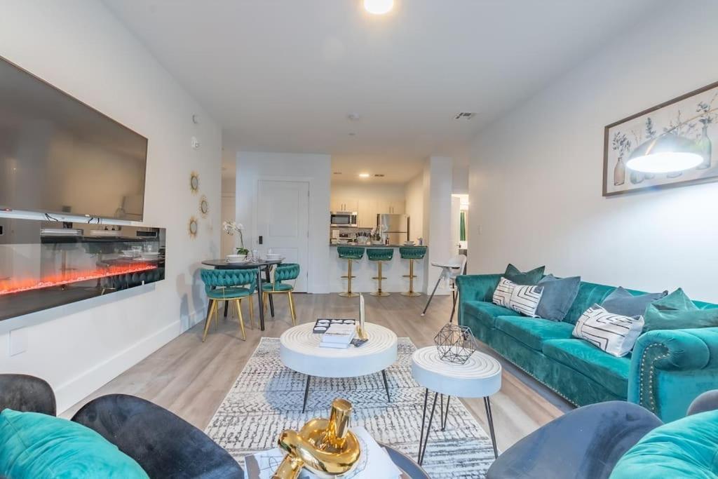Spacious Airport Suite: Two-Bedroom Comfort with Laundry Orange Exterior photo