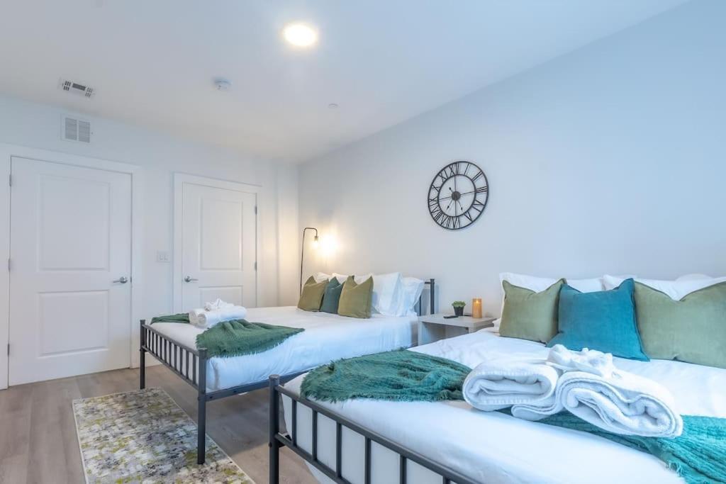 Spacious Airport Suite: Two-Bedroom Comfort with Laundry Orange Exterior photo