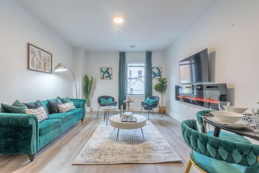 Spacious Airport Suite: Two-Bedroom Comfort with Laundry Orange Exterior photo