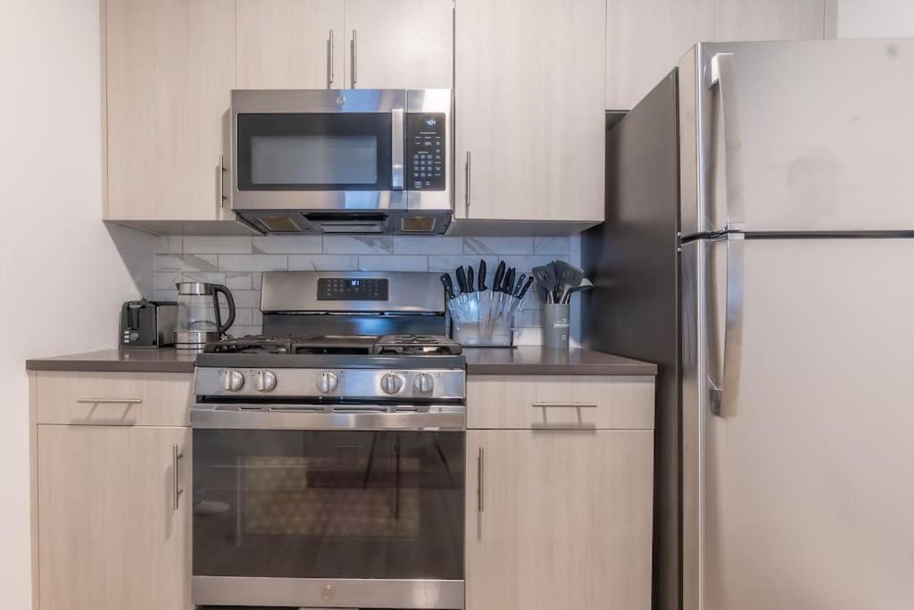 Spacious Airport Suite: Two-Bedroom Comfort with Laundry Orange Exterior photo