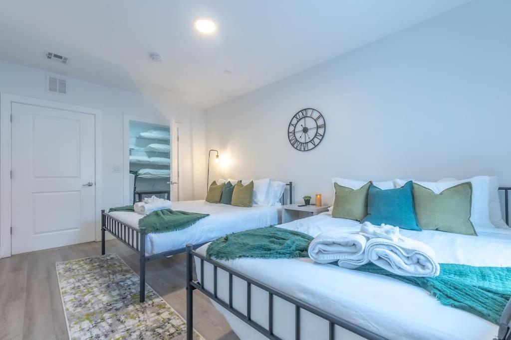 Spacious Airport Suite: Two-Bedroom Comfort with Laundry Orange Exterior photo