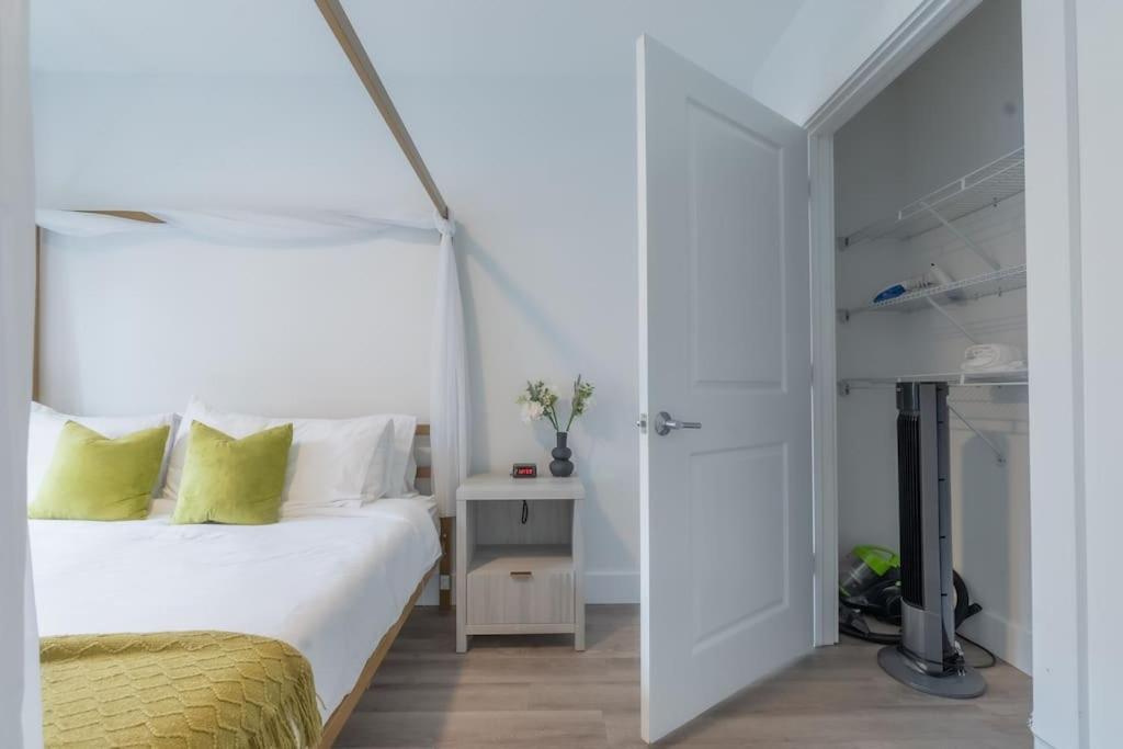 Spacious Airport Suite: Two-Bedroom Comfort with Laundry Orange Exterior photo