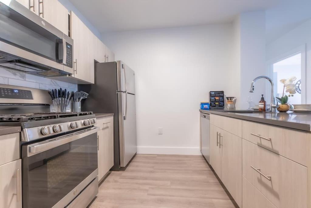 Spacious Airport Suite: Two-Bedroom Comfort with Laundry Orange Exterior photo