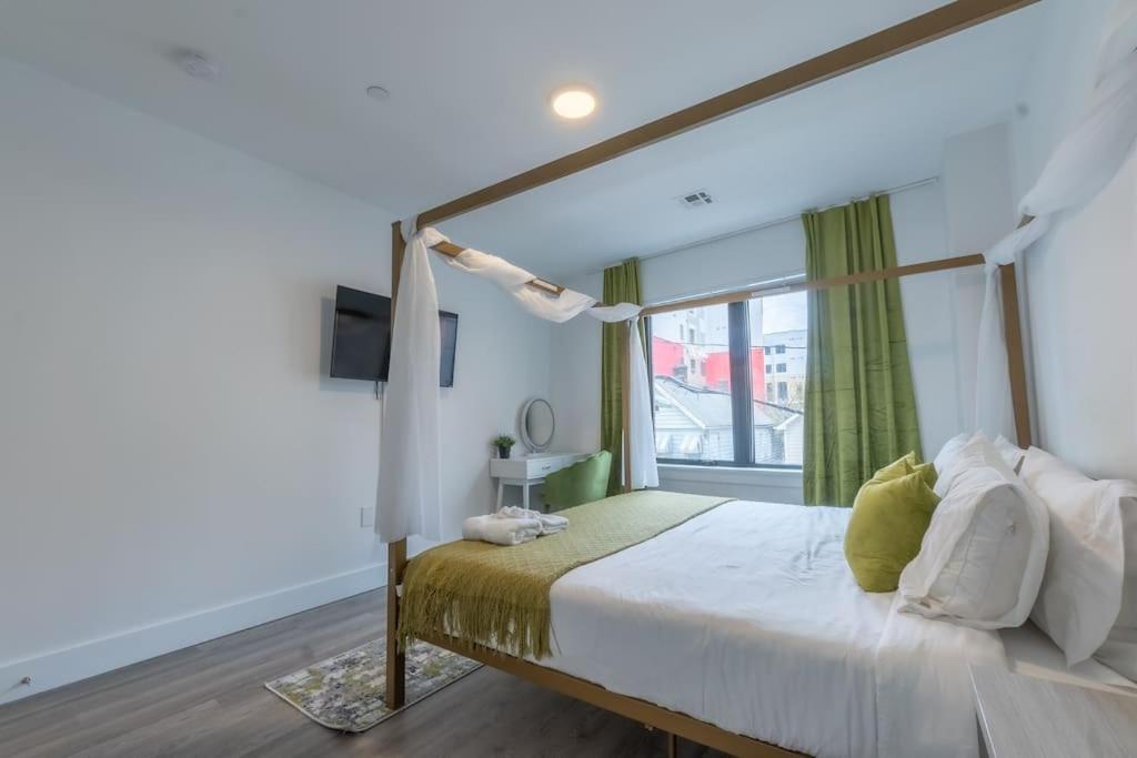 Spacious Airport Suite: Two-Bedroom Comfort with Laundry Orange Exterior photo