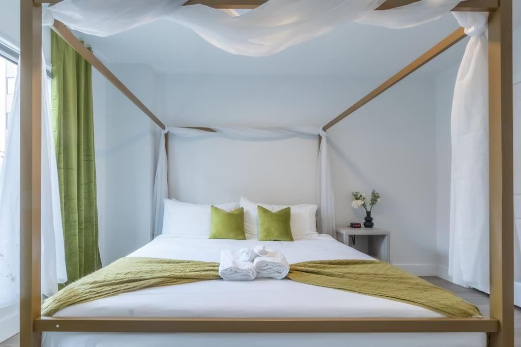 Spacious Airport Suite: Two-Bedroom Comfort with Laundry Orange Exterior photo