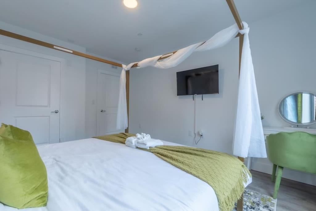 Spacious Airport Suite: Two-Bedroom Comfort with Laundry Orange Exterior photo
