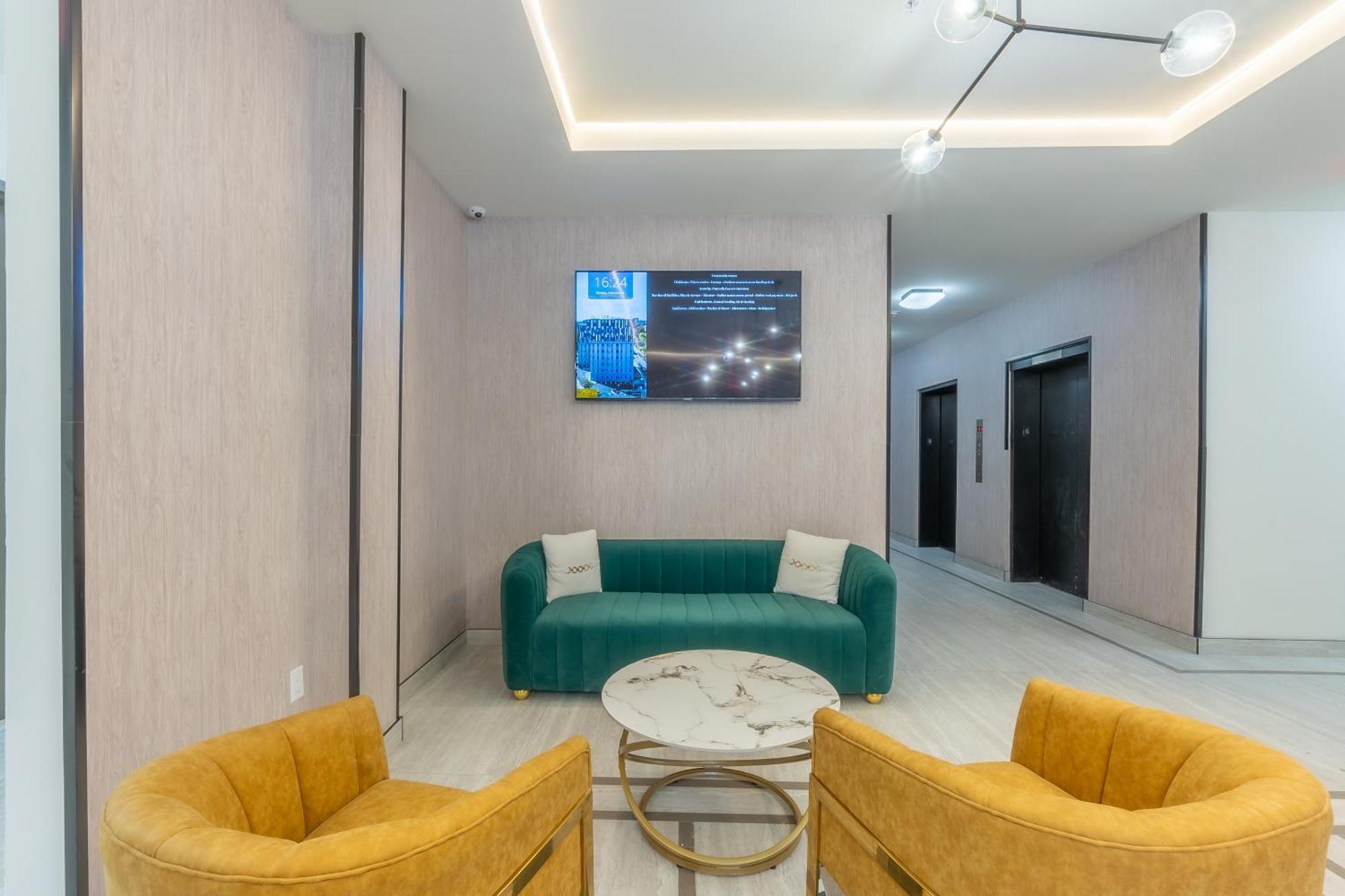 Spacious Airport Suite: Two-Bedroom Comfort with Laundry Orange Exterior photo